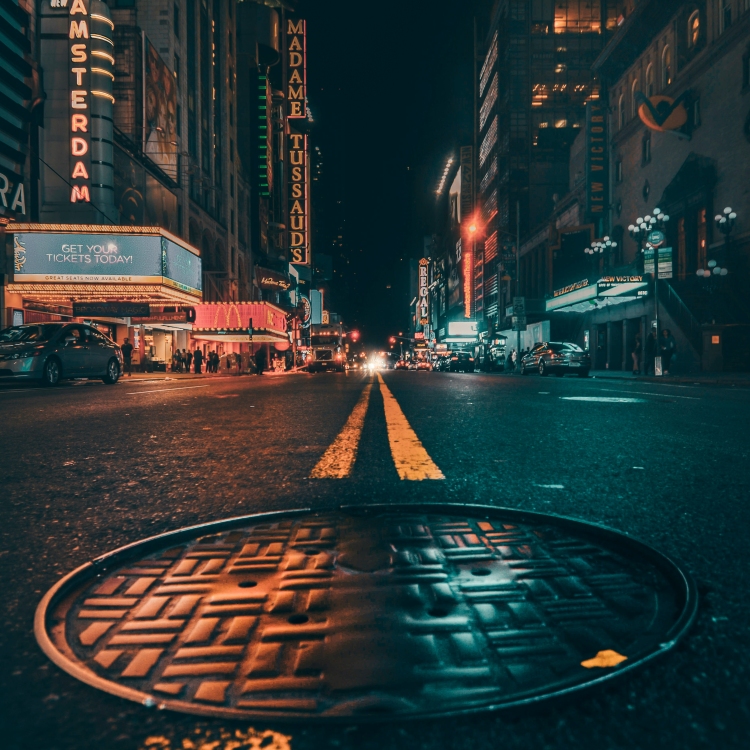 gece şehri̇ndeki̇ kanali̇zasyon kapaği